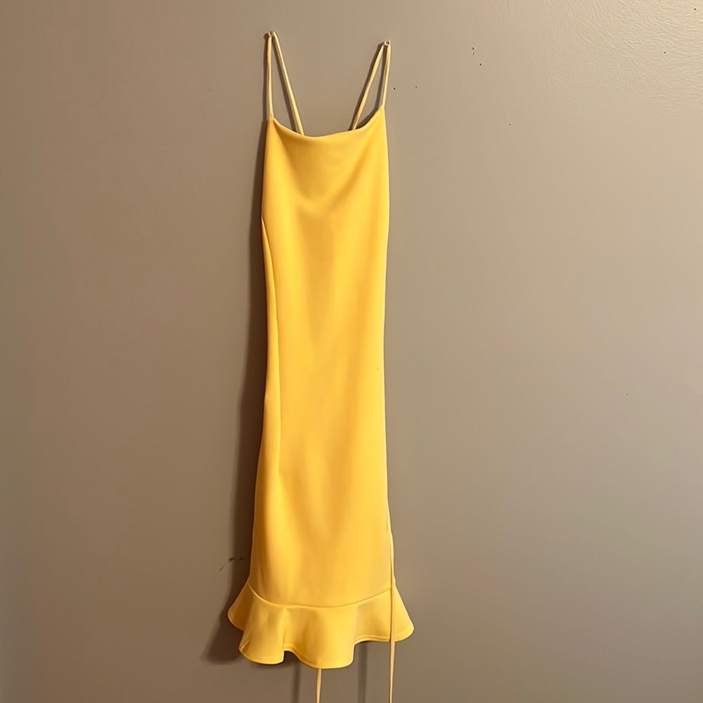 lucy in the sky monroe ruffle dress in yellow. size xs